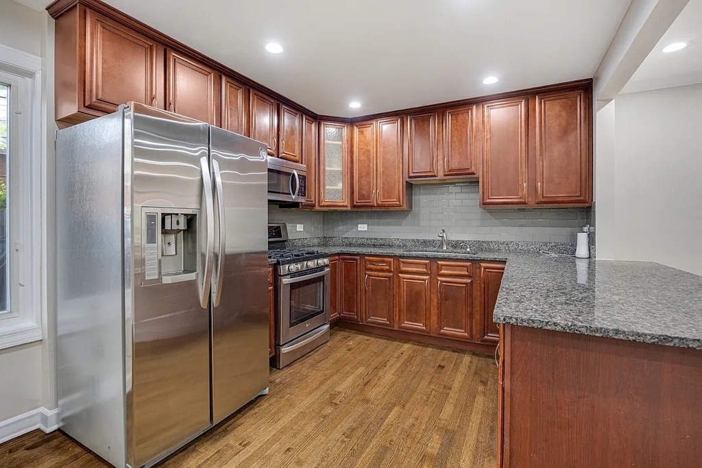 1715 W Thome Avenue - Photo 4