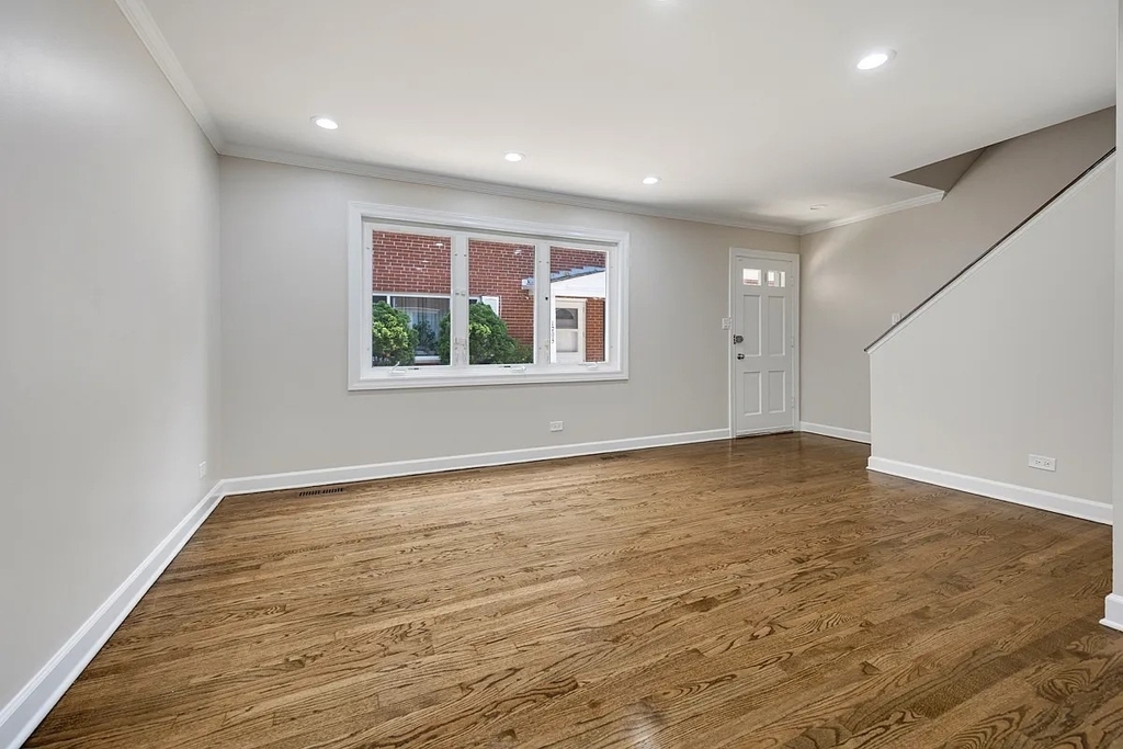 1715 W Thome Avenue - Photo 9