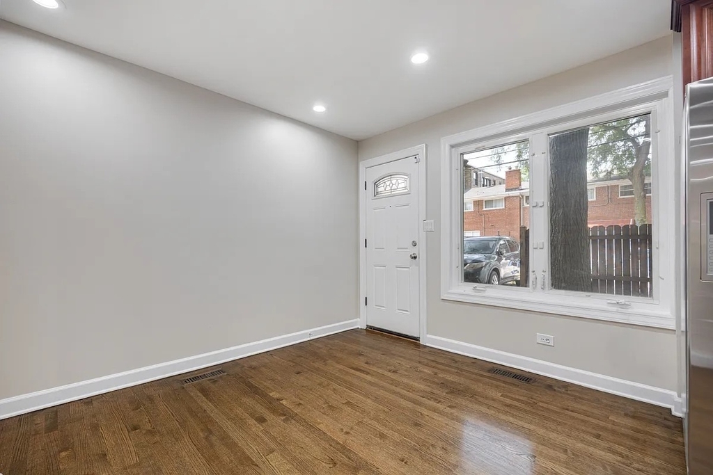 1715 W Thome Avenue - Photo 10