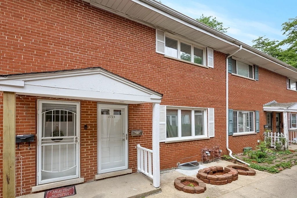 1715 W Thome Avenue - Photo 1