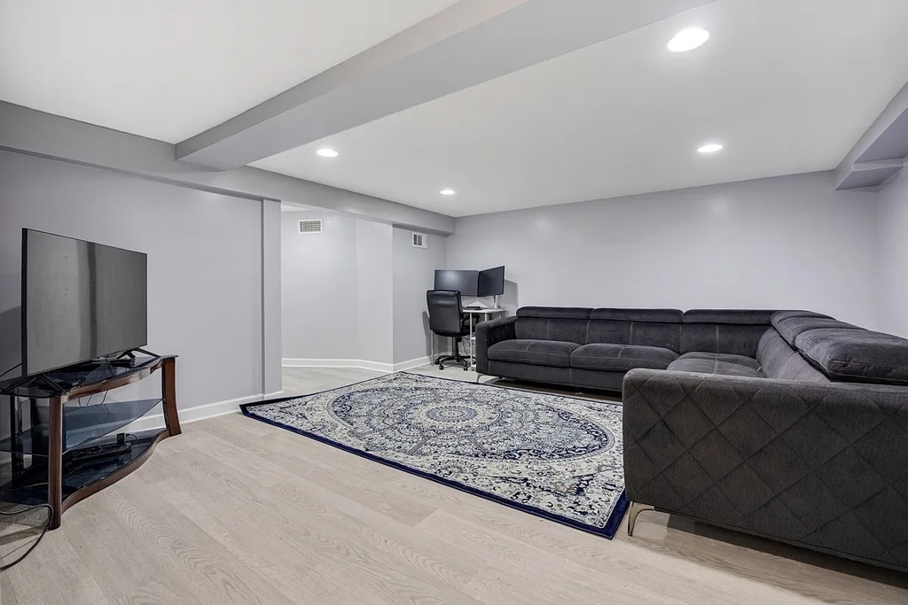 1715 W Thome Avenue - Photo 8