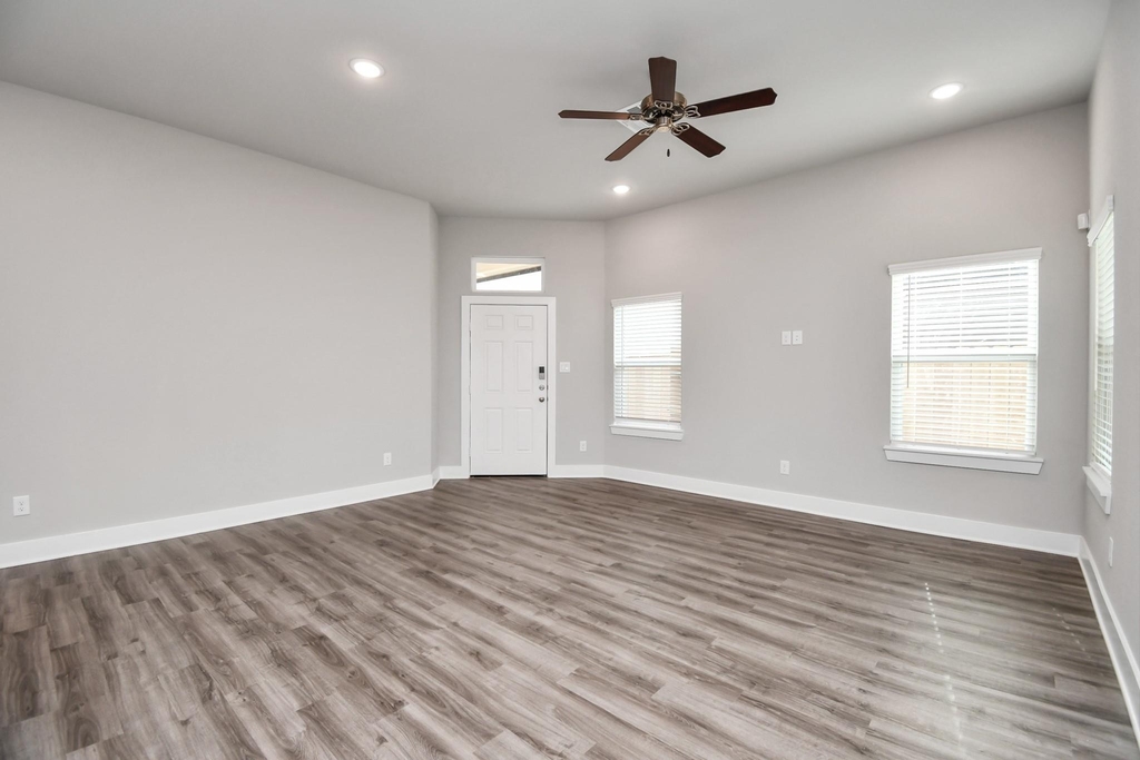 21027 Bay Village Drive - Photo 4