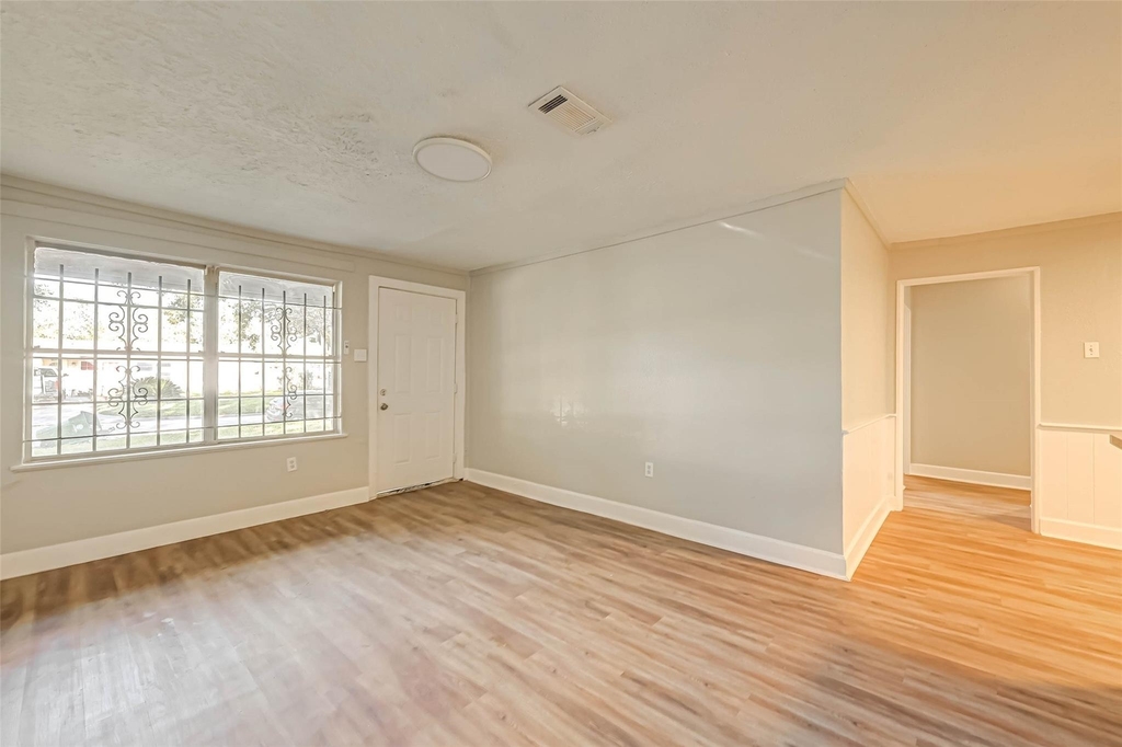 5102 Lyndhurst Drive - Photo 2