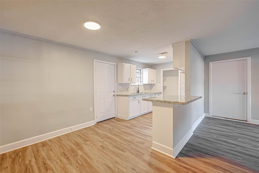 5102 Lyndhurst Drive - Photo 4