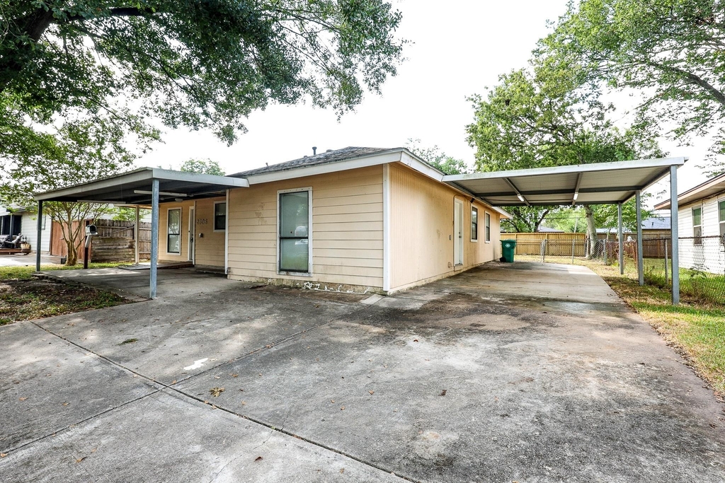 2706 Raymond Street - Photo 2