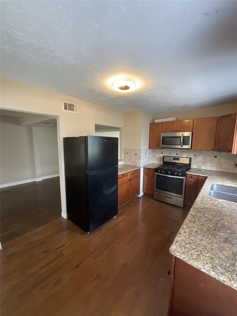 838 E 29th Street - Photo 5