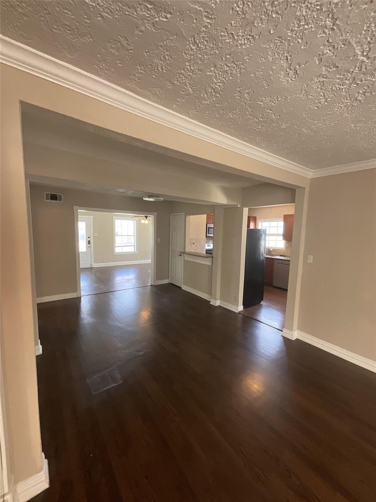 838 E 29th Street - Photo 4