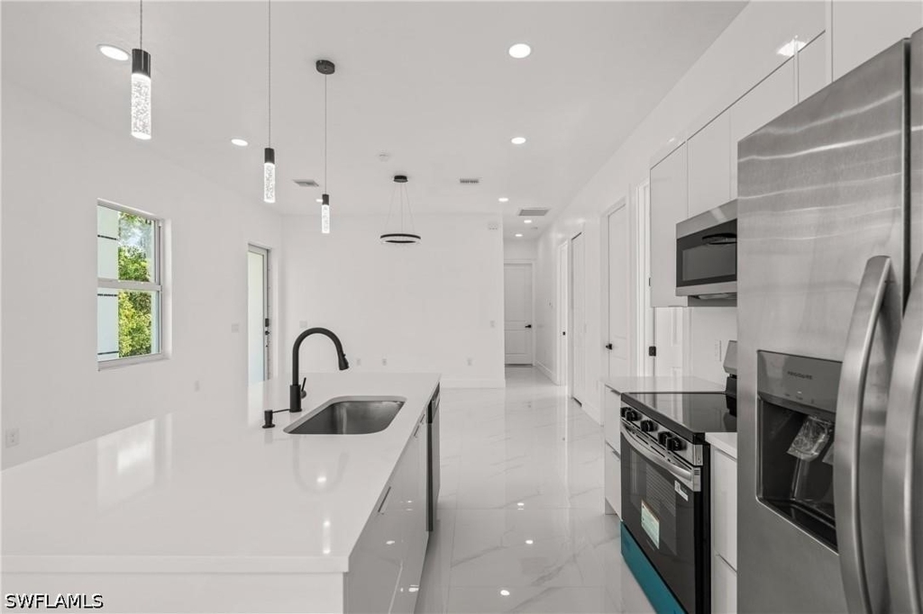 936 Anthony Street E - Photo 4