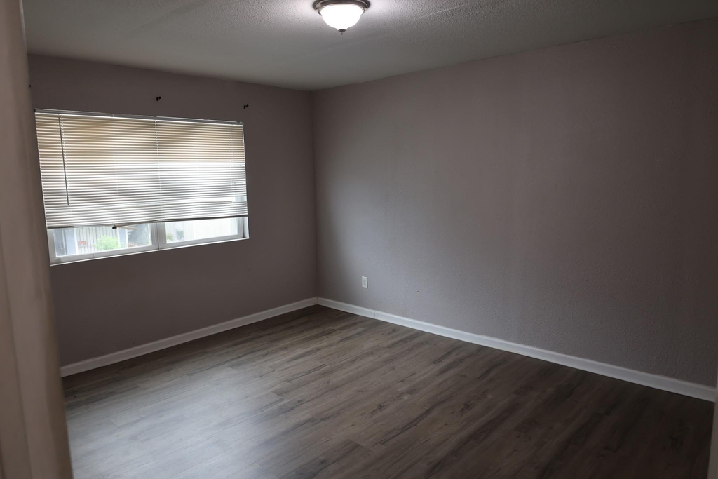 5625 Antoine Drive - Photo 4