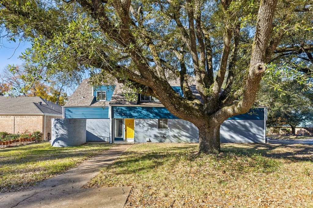 1202 Green Briar Drive - Photo 1