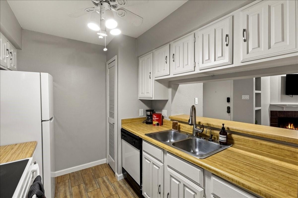2601 S Braeswood Boulevard - Photo 3