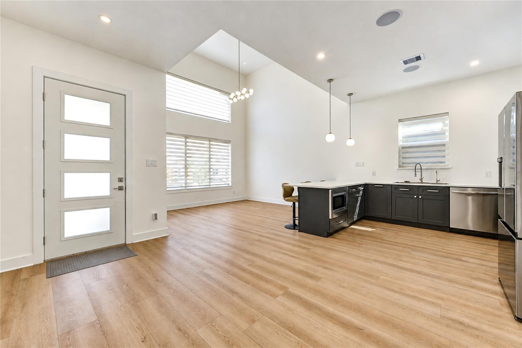 422 E 41st Street - Photo 4