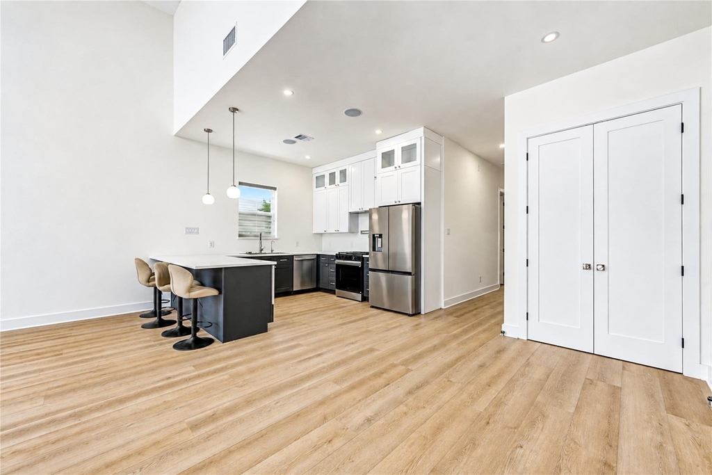 422 E 41st Street - Photo 10