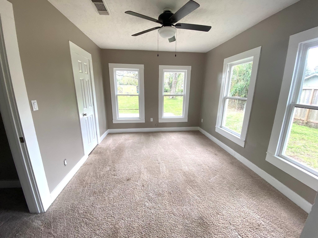 513 E Bernard Street - Photo 5