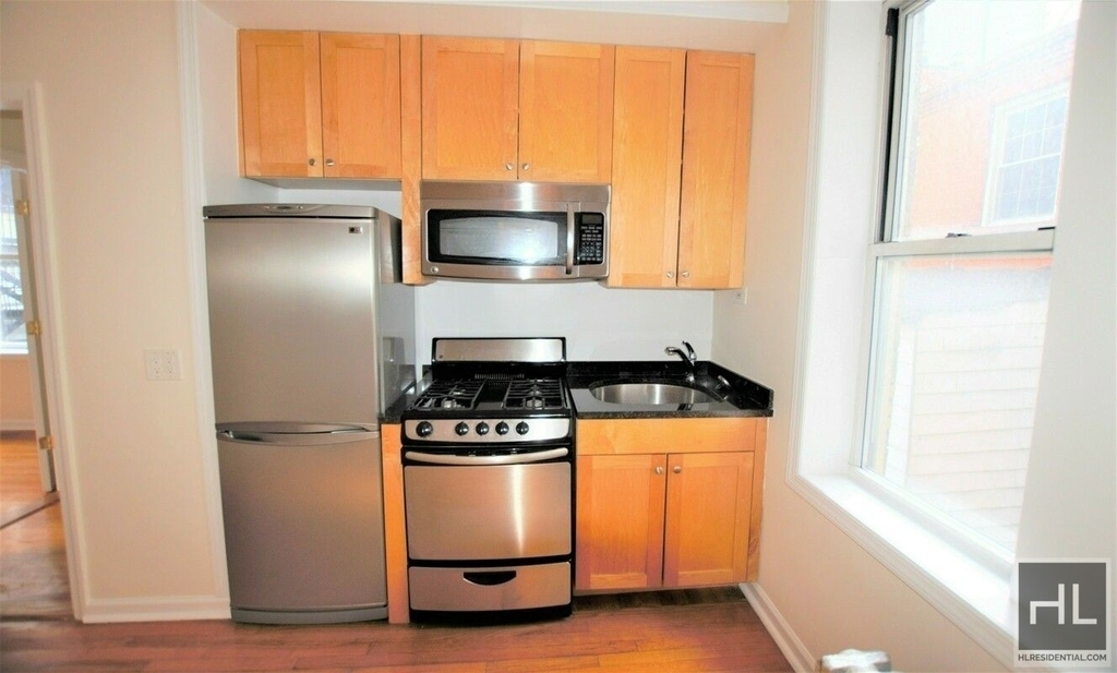 West 13 Street - Photo 2