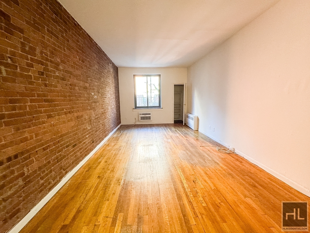 East 80 Street - Photo 4