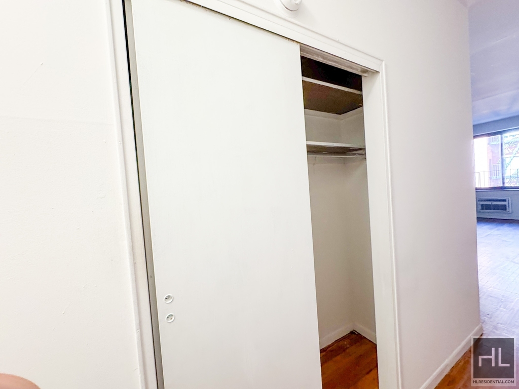 East 80 Street - Photo 6