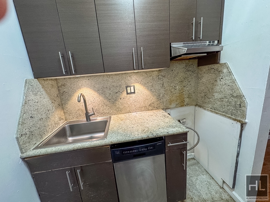 East 80 Street - Photo 2