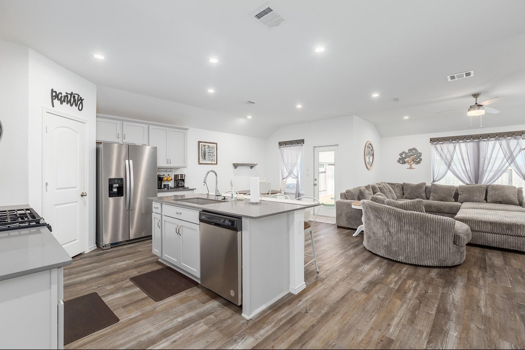 933 Neches Lane - Photo 4