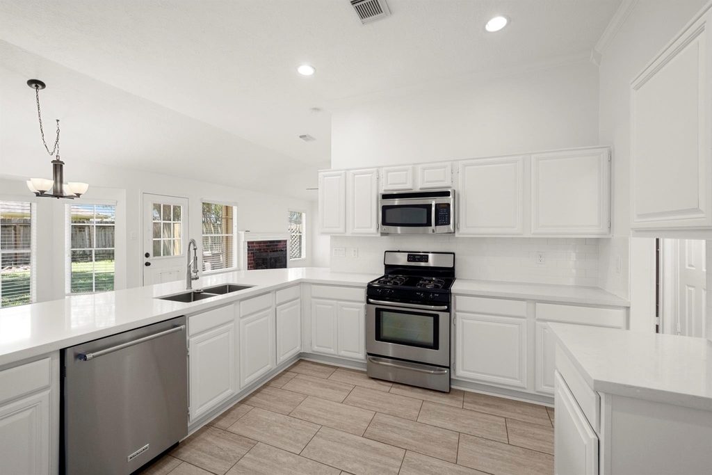 16014 Lakestone Drive - Photo 8