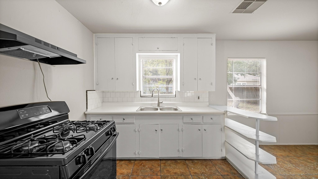 5530 Shamrock Street - Photo 3