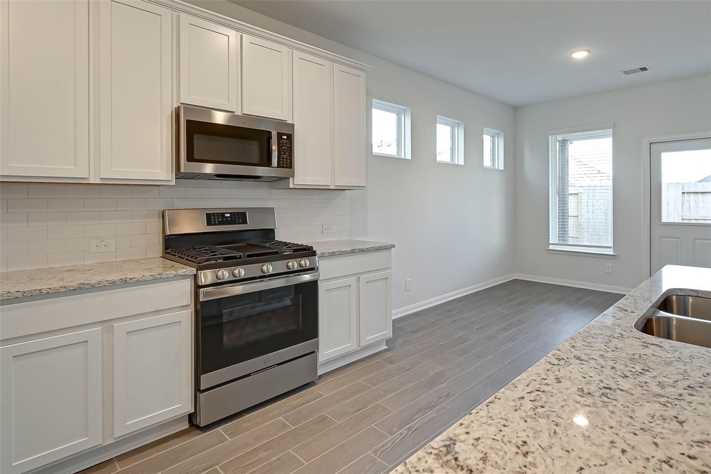 939 Summer Village Way - Photo 16