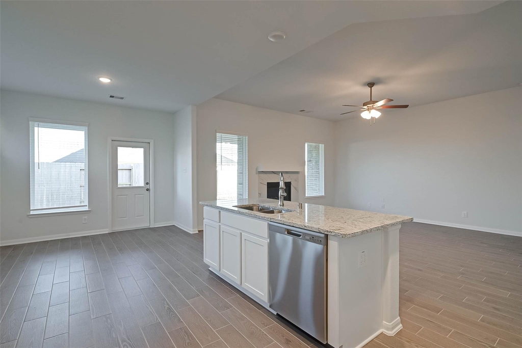 939 Summer Village Way - Photo 17