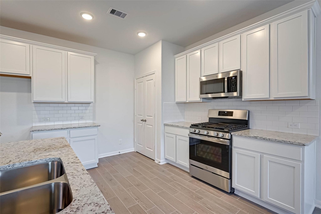 939 Summer Village Way - Photo 14