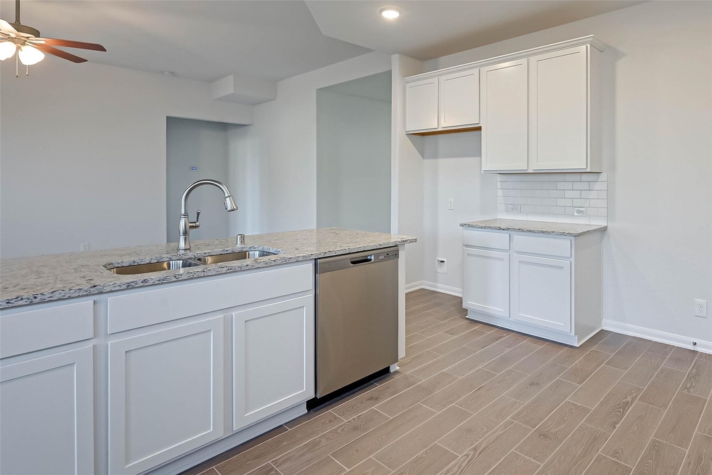939 Summer Village Way - Photo 15