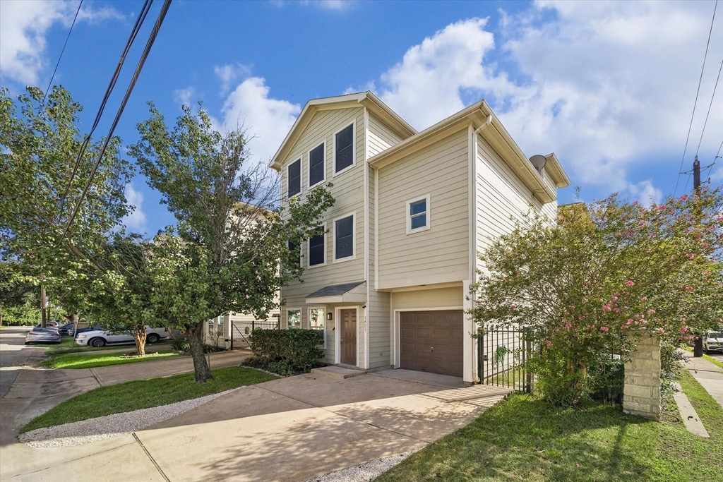 1821 Lewis Street - Photo 1