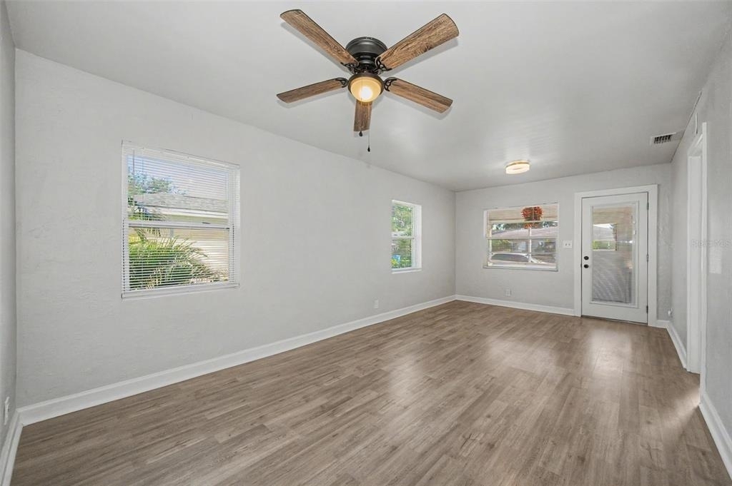 1001 Queen Street S - Photo 3