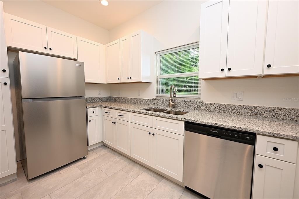 1013 N Brunnell Parkway - Photo 3