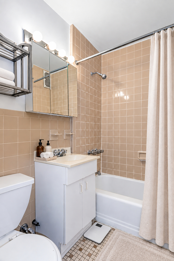 225 East 10th Street - Photo 3