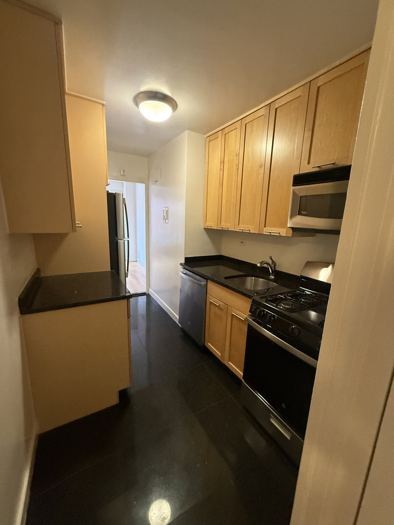 Fourth Avenue - Photo 1