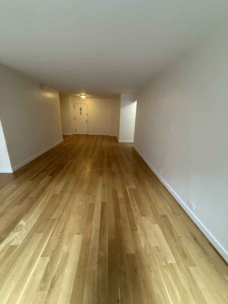 Fourth Avenue - Photo 4