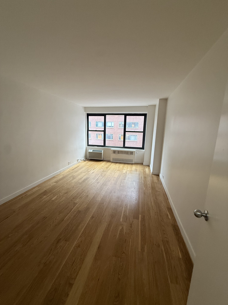 Fourth Avenue - Photo 2