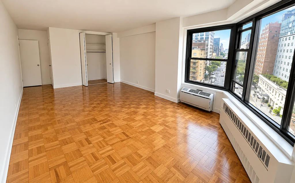 Fourth Avenue - Photo 3
