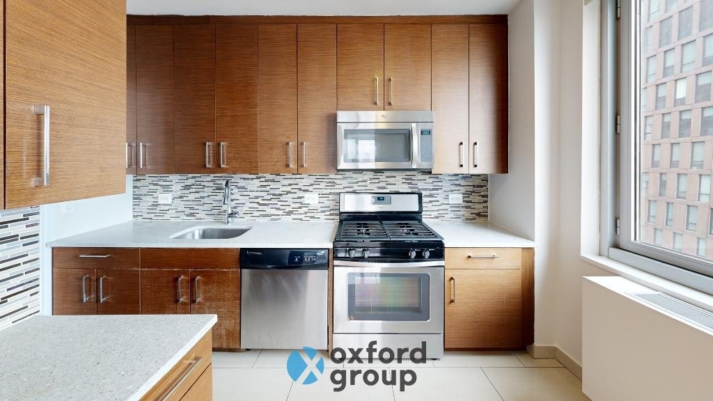 East 44th Street - Photo 7