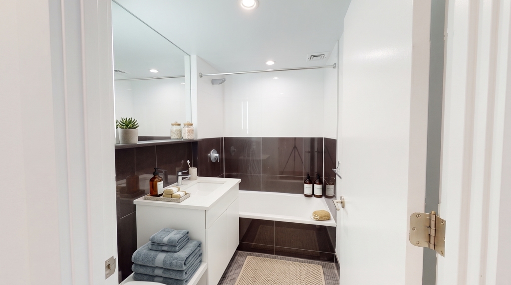 666 West End Avenue - Photo 2