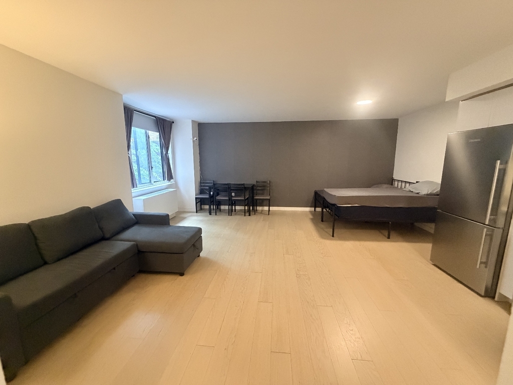 225 Rector Place - Photo 0