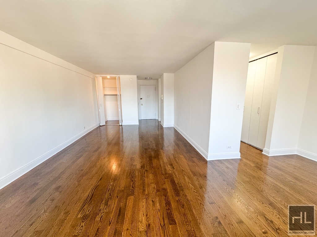 E 82 St - Photo 0