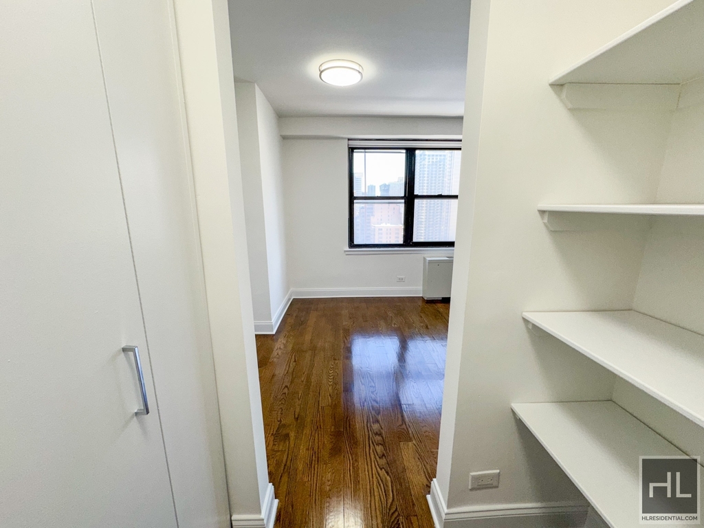 E 82 St - Photo 3