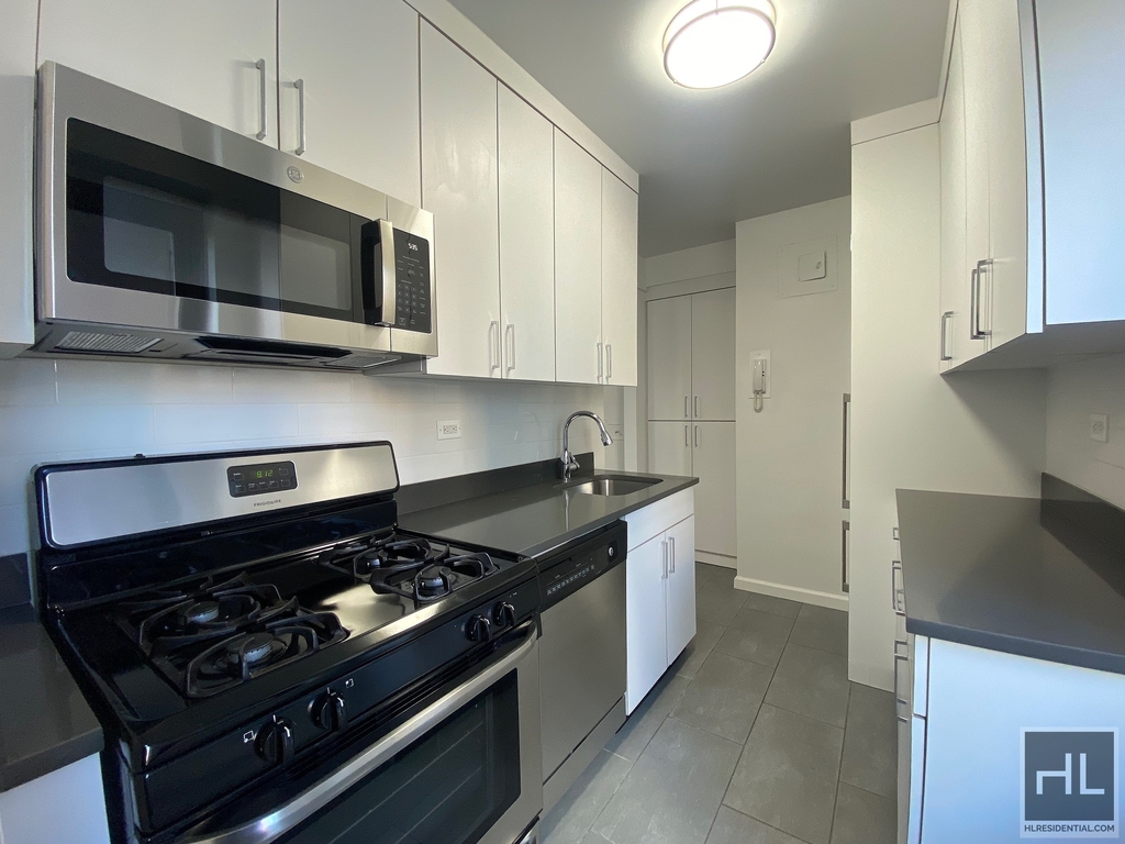 East 57 Street - Photo 2