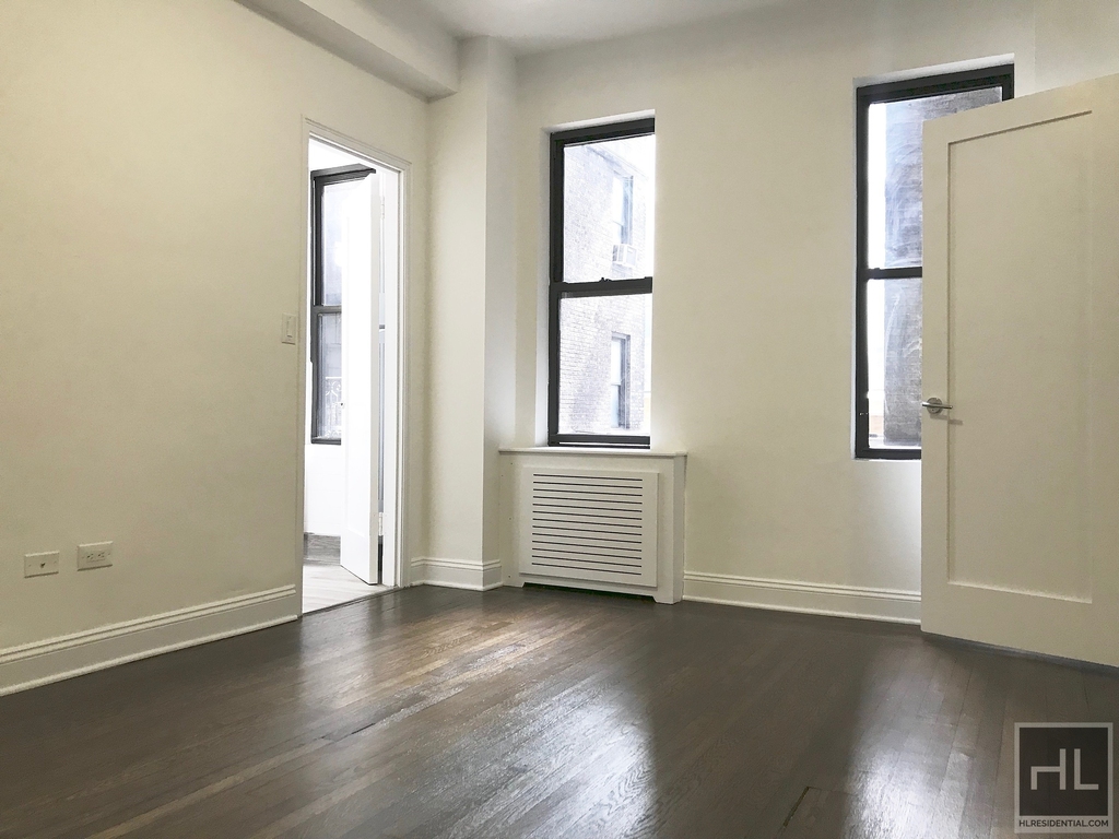 East 46 Street - Photo 2