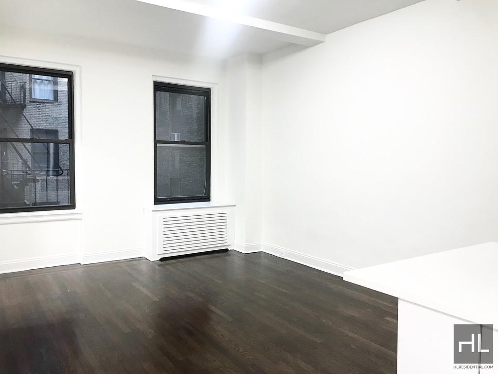 East 46 Street - Photo 1