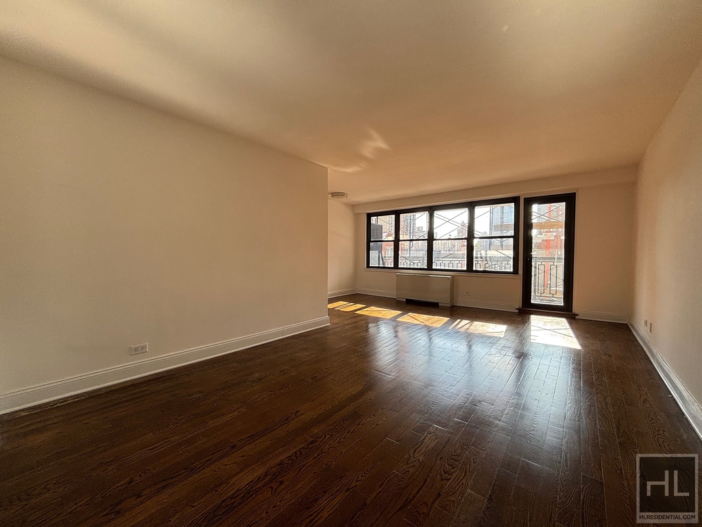 E 82 St - Photo 3