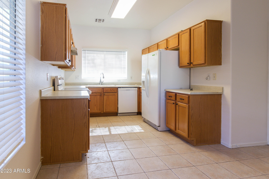 9828 E Knowles Avenue - Photo 3