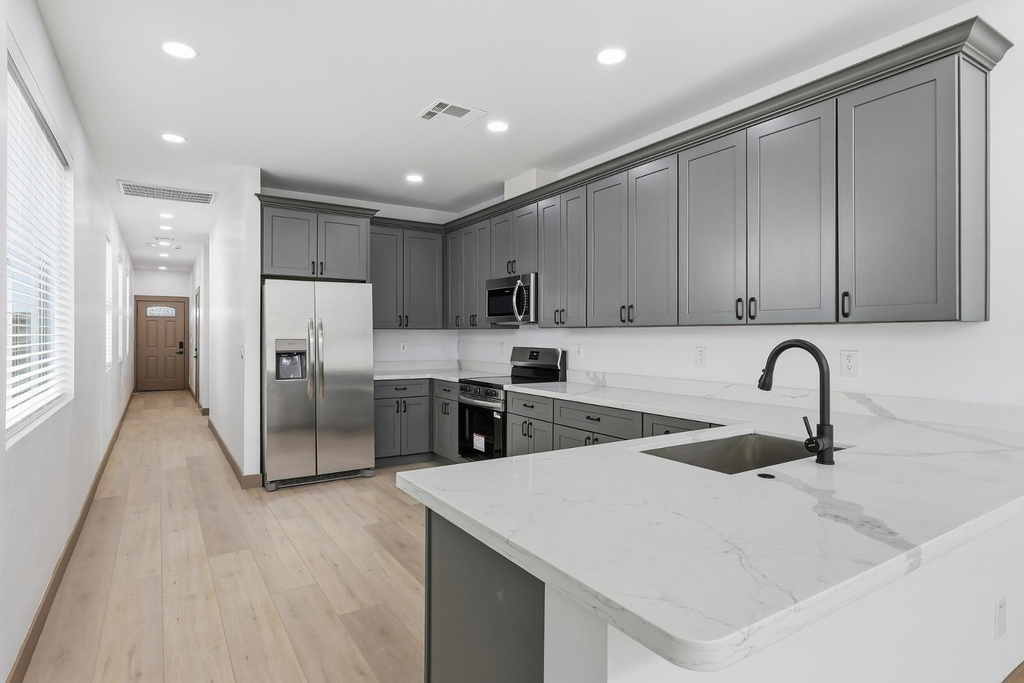 2809 E Trumbull - Photo 3