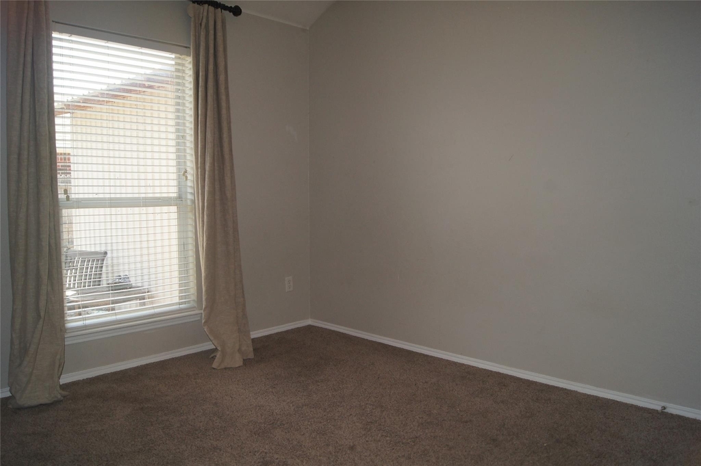313 Smyth Street - Photo 14