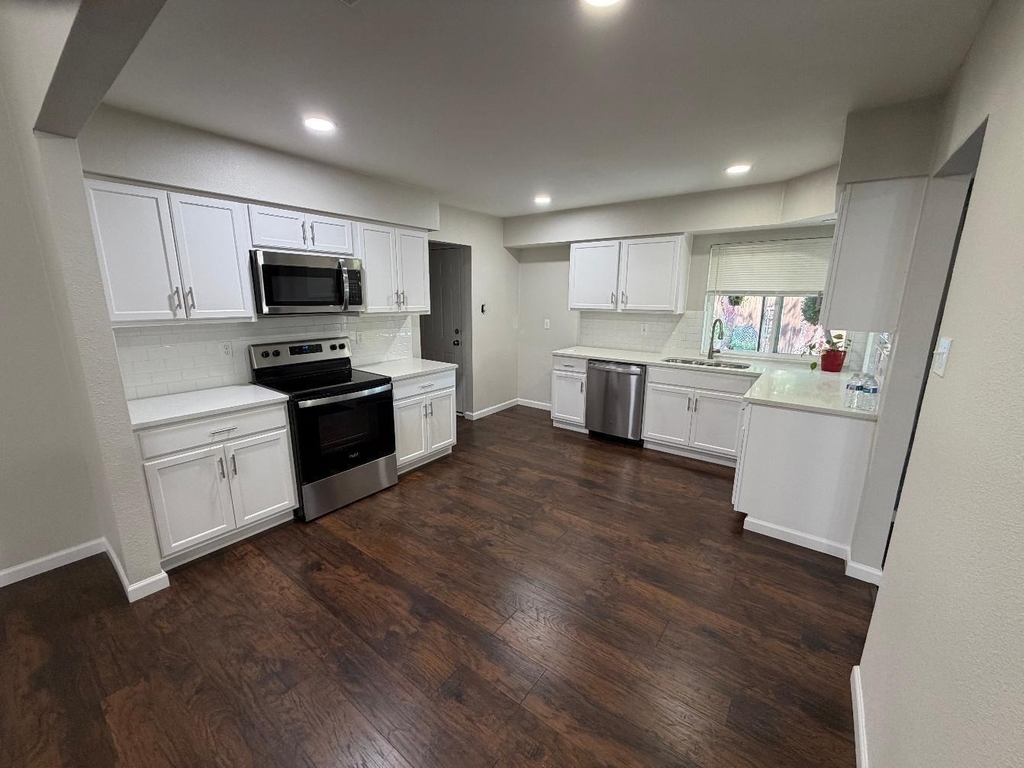 3109 Manchester Drive - Photo 2